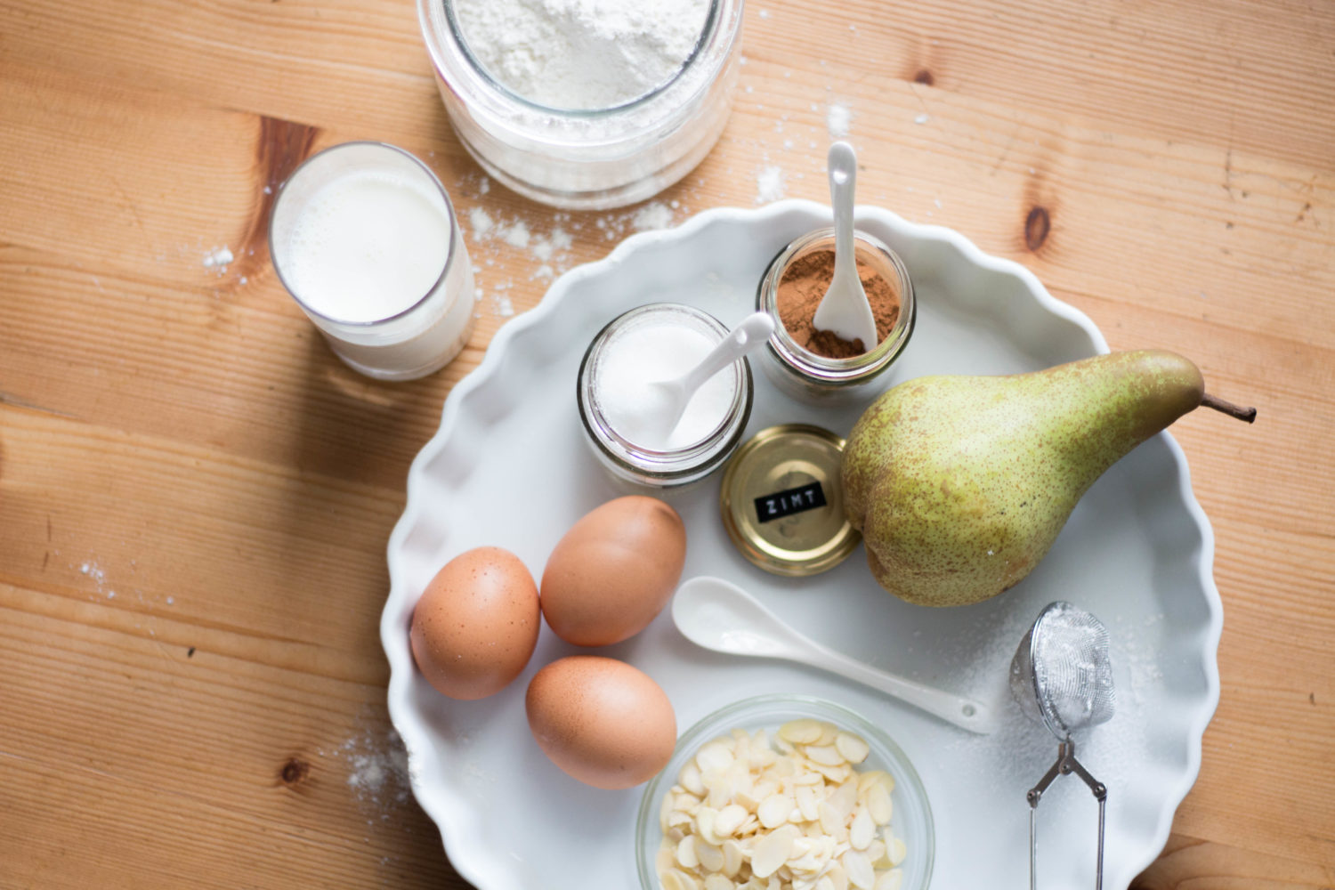 Ein Frühstückspfannkuchen aus dem Ofen – mit Birne und gerösteten Mandeln