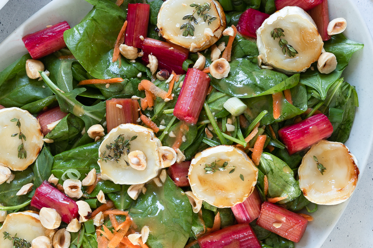 Frühfrühlingshafter Salat mit gebackenem Rhabarber und Ziegenkäse